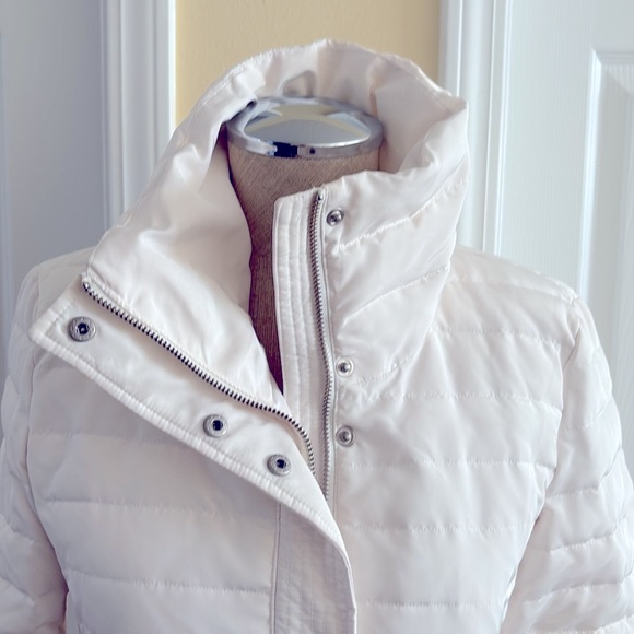 Loft white cute puffer jacket. Zipper front & or snap closure. High neck detail - Picture 2 of 6